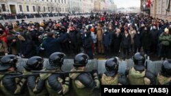 Росгвардия и митингующие на акции 31 января в Санкт-Петербурге