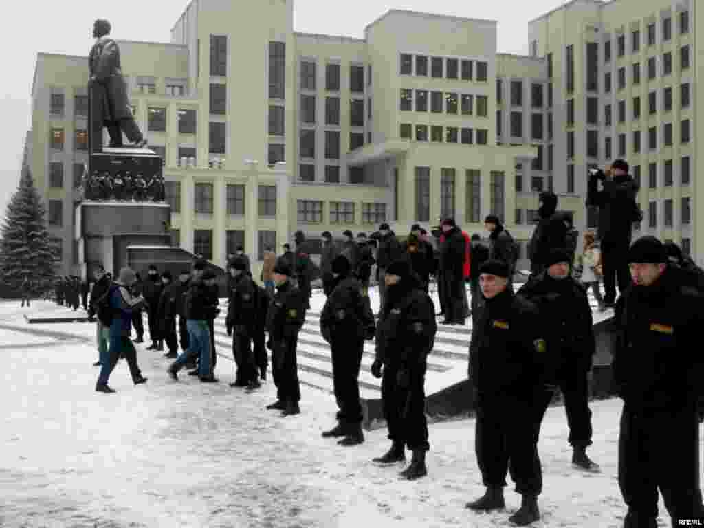 Митингующие предприняли попытку прорваться через центральный проспект к зданию Администрации президента, однако все подступы к нему были блокированы бойцами спецназа.