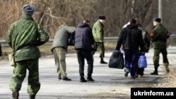 Обмен пленными в районе города Счастье в Луганской области. Февраль 2016 года