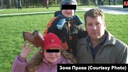 Павел Дроздов, погибший после пыток в отделе полиции "Юдино", и двое из его четырех детей