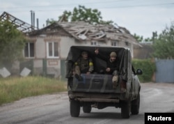 Украина мен Ресей шекарасы маңындағы Волчанск қаласында әскери көлік мініп кетіп бара жатқан украин сарбаздар. Украина, Харьков облысы, 5 маусым, 2023 жыл.