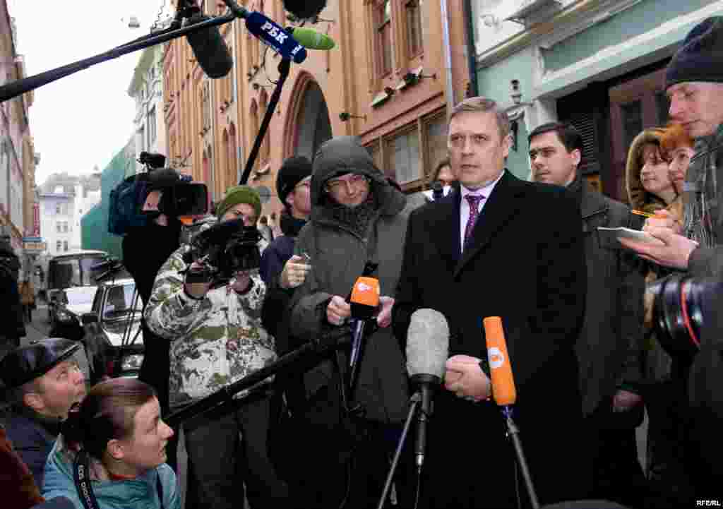 Russia -- Opposition leader, presidential candidate, former Prime Minister Mikhail Kasyanov interview near the central elections commission office in Moscow, reporters, journalists 16Jan2008