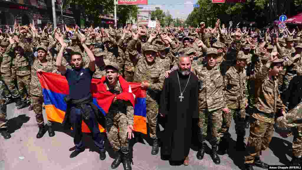 Часть военнослужащих присоединились к протесту в Ереване 23 апреля&nbsp;