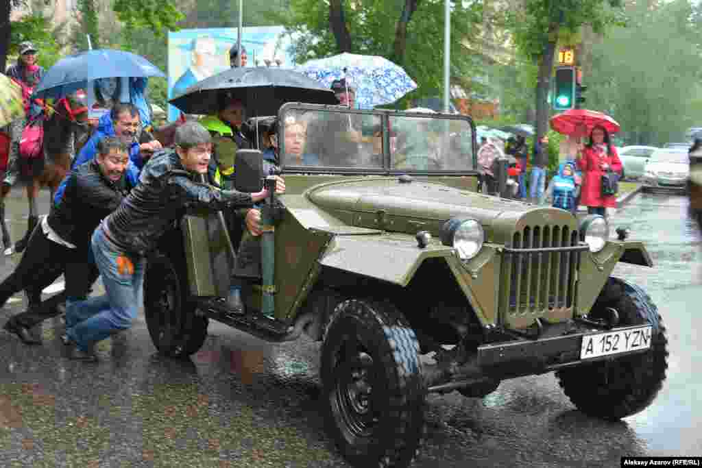 Екінші дүниежүзілік соғыс жылдарындағы автокөлік шерудің соңына дейін өздігімен жүріп баруға шамасы жетпей тұрып қалған соң оны итеріп апаруға тура келді.