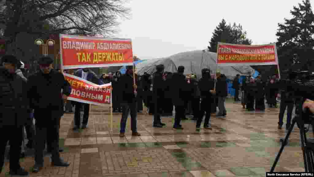 Несмотря на дождливую погоду, на митинге собралось около 300 человек