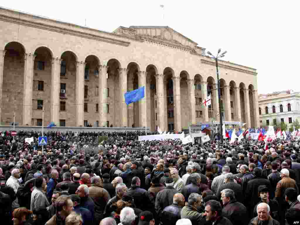 В Тбилиси десятки тысяч сторонников оппозиции вышли на митинг перед зданием парламента. Оппозиция требует отставки президента Грузии Михаила Саакашвили и заявляет, что акция протеста будет бессрочной