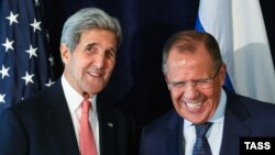 John Kerry və Sergei Lavrov 